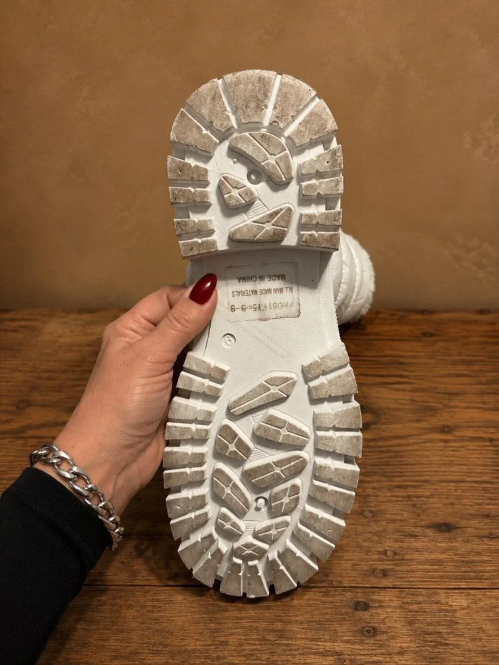 Kayleen Frosty-75 White Puffer Boots Faux Fur Women’s Size 9